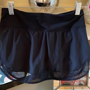 Lululemon black skirt size 2 - great condition